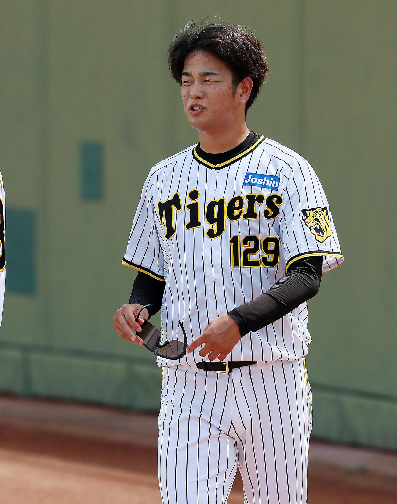 練習中、笑顔を見せる高橋（撮影・加藤哉）