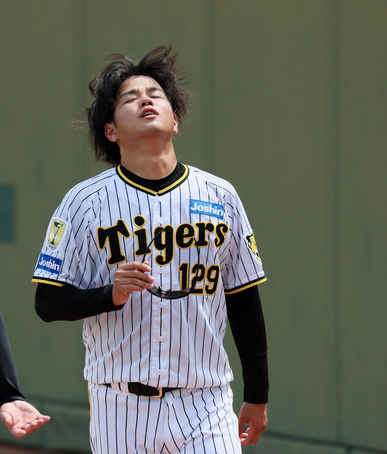 トレーニングを行う高橋はサングラスを取り頭を振って髪をかき上げる（撮影・加藤哉）