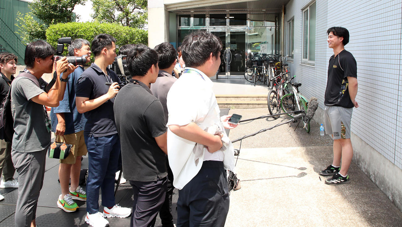 支配下契約会見を行った川原に野村コーチ（左から3人目）が飛び入り参加で質問する（撮影・加藤哉）
