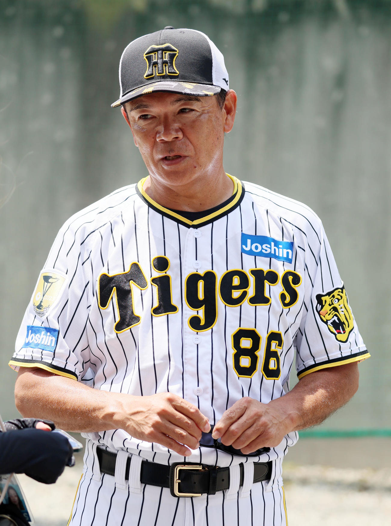 練習を終え記者の質問に答える和田2軍監督（撮影・加藤哉）
