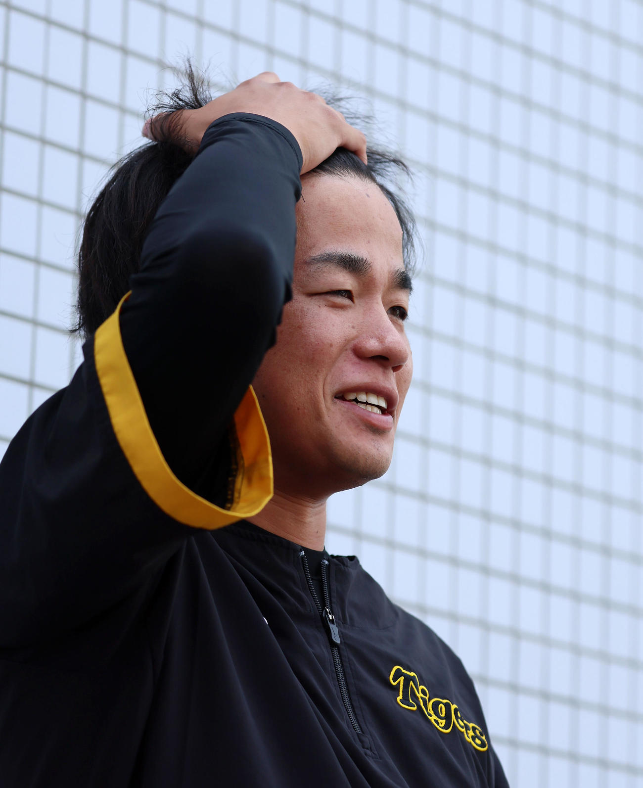 支配下契約となった高橋は会見で笑顔を見せる（撮影・加藤哉）