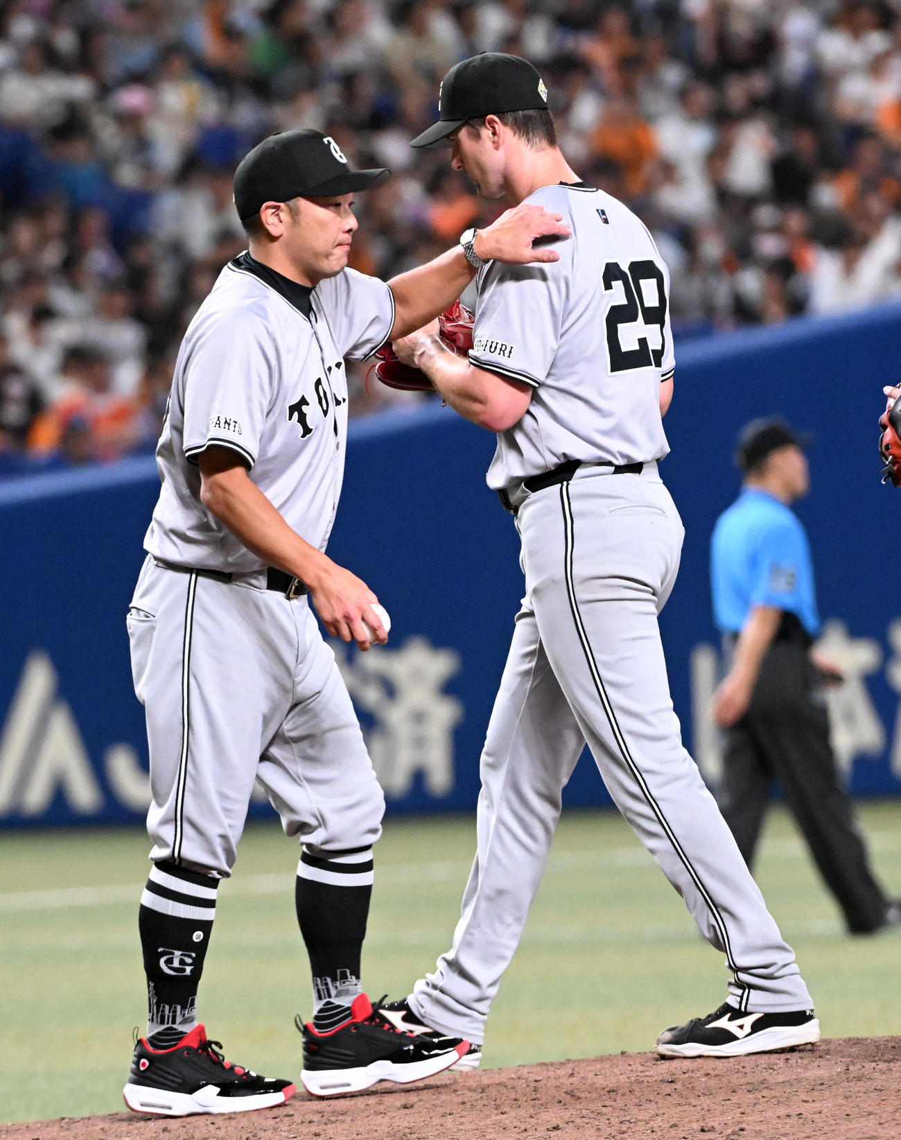中日対巨人　7回裏中日1死一塁、交代するグリフィン（右）をねぎらう阿部監督（撮影・前岡正明）