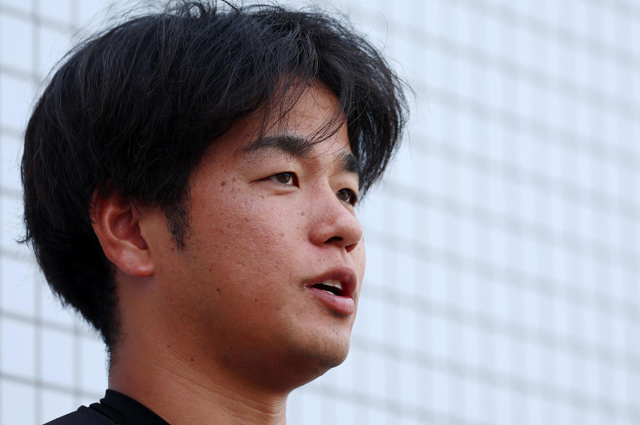 支配下契約となった高橋は会見で心境などを語った（撮影・加藤哉）