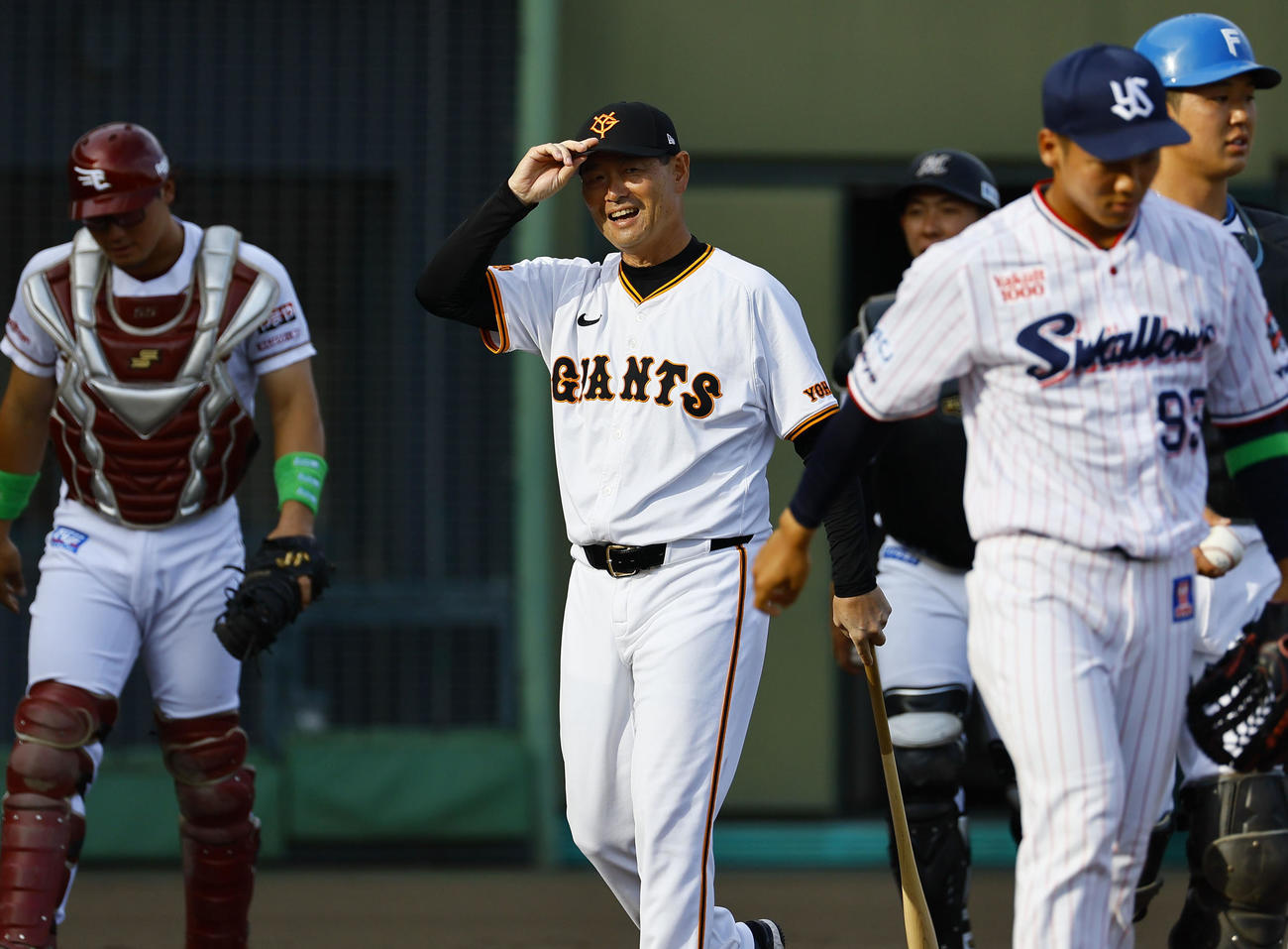 全イ対全ウ　シートノックでノッカーを務める笑顔を見せる全イ桑田監督（撮影・藤尾明華）