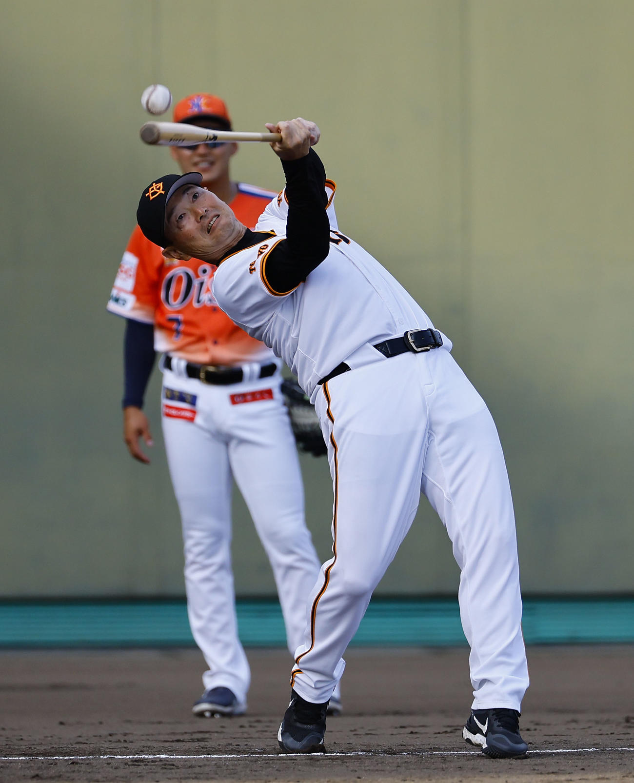 全イ対全ウ　シートノックでノッカーを務める全イ桑田監督（撮影・藤尾明華）