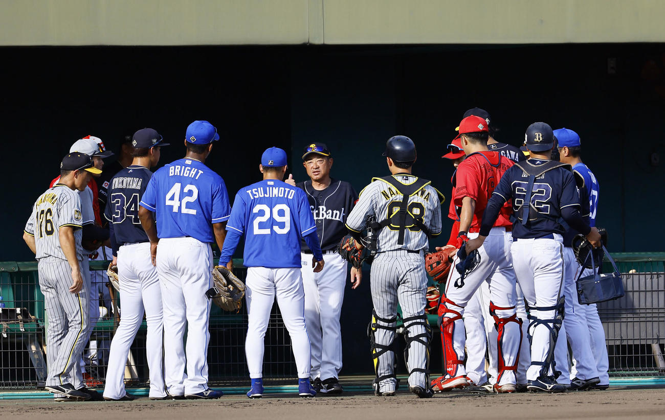 全イ対全ウ　試合前の円陣で選手に声をかける全ウ松山監督（中央）（撮影・藤尾明華）