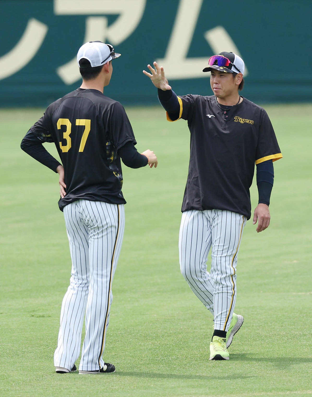 阪神対広島　試合前練習で阪神及川（左）と言葉を交わす梅野（撮影・前田充）