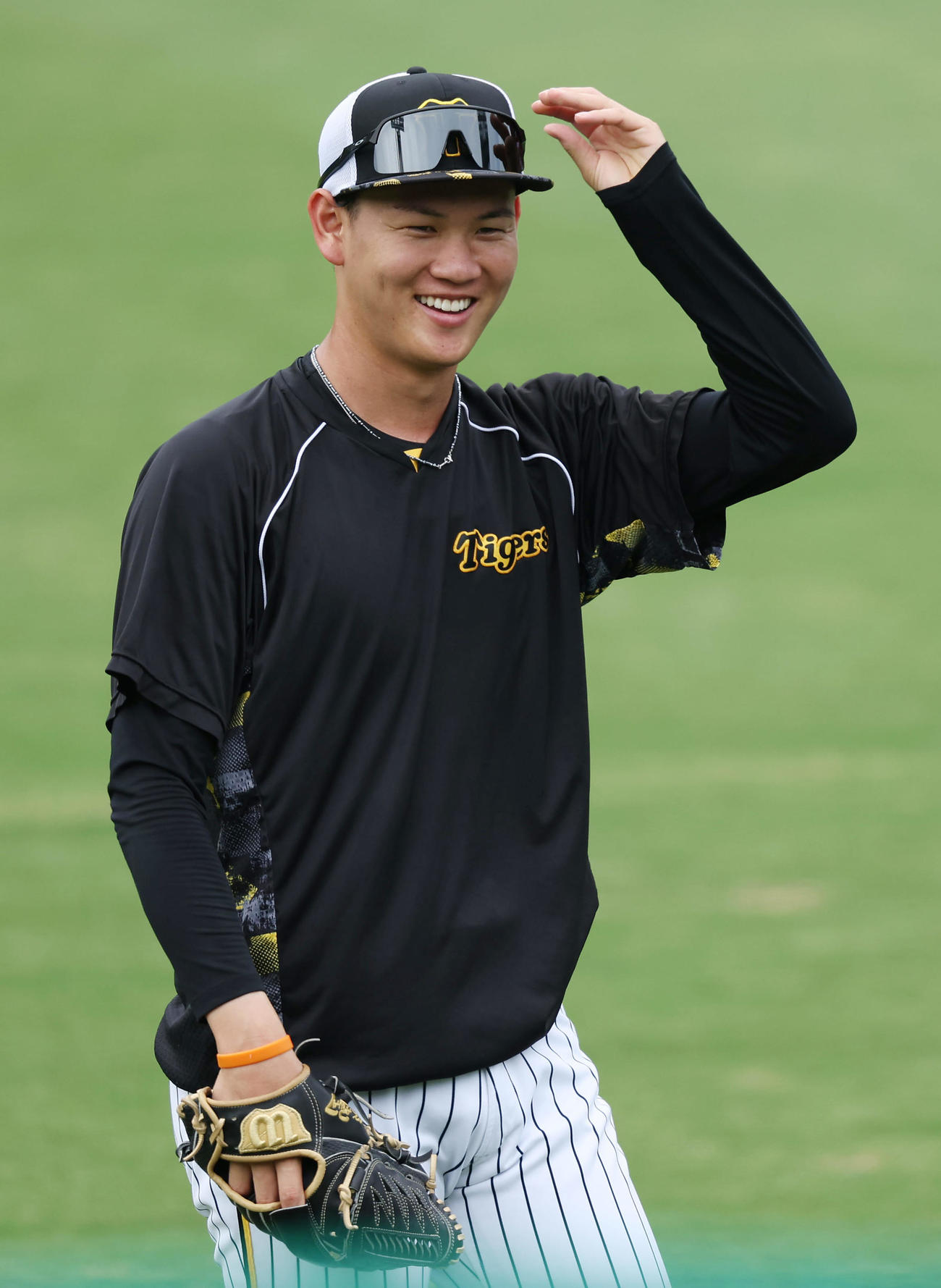 阪神対広島　試合前練習で笑顔を見せる阪神及川（撮影・前田充）