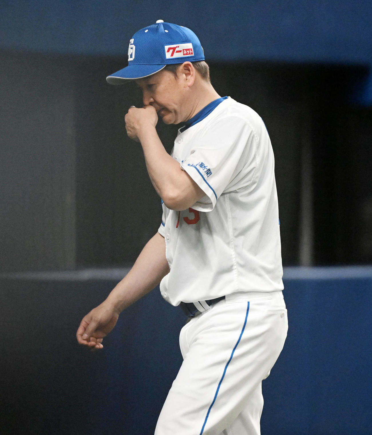 中日対巨人　5回表巨人2死一、三塁、メヒアの交代を告げベンチに戻る立浪監督（撮影・前岡正明）