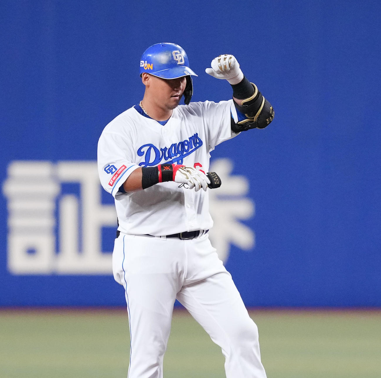 中日対巨人　7回裏中日無死一塁、右二塁打を放ち、ガッツポーズを見せる中田（撮影・菅敏）