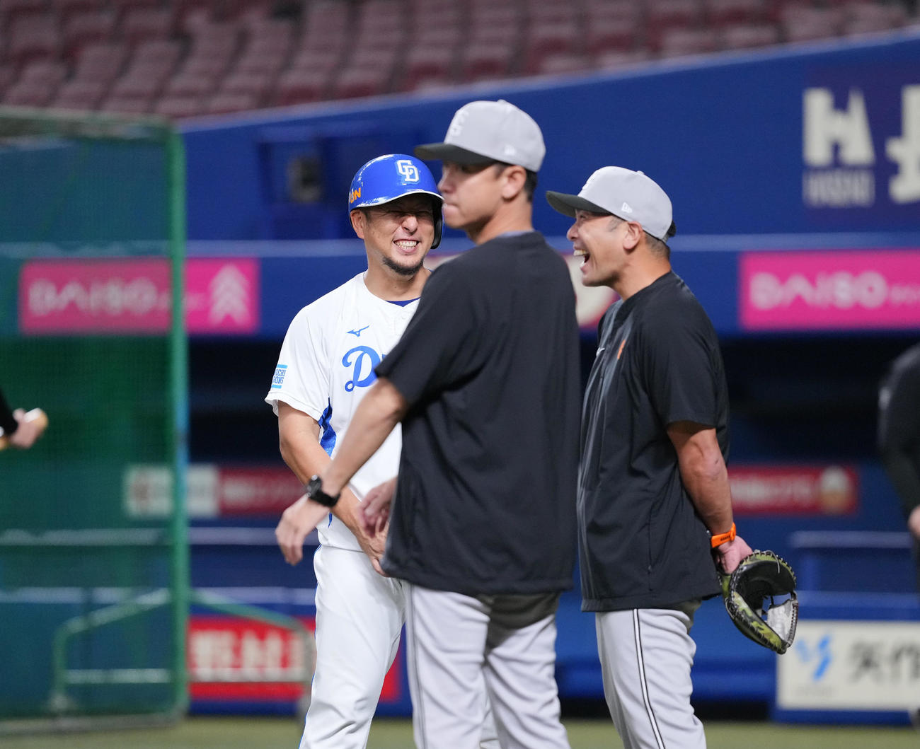 中日対巨人　試合前、巨人阿部監督（右）と談笑する中日中島（撮影・菅敏）