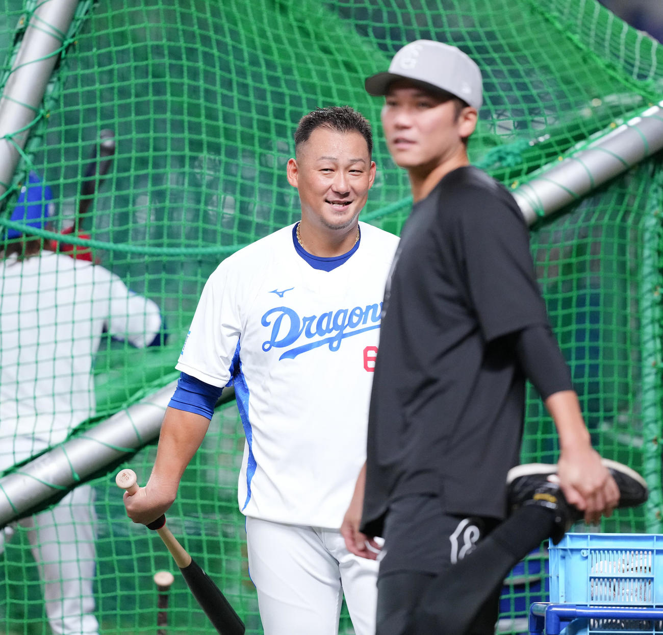 中日対巨人　試合前、巨人坂本（手前）と談笑する中日中田（撮影・菅敏）