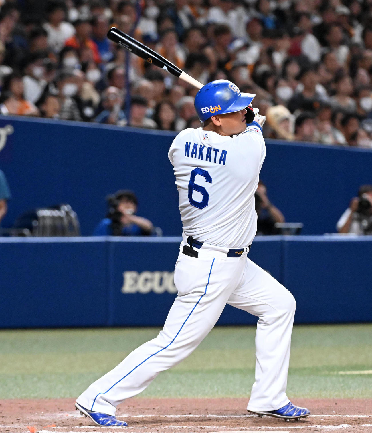 中日対巨人　7回裏中日無死一塁、中田は右中間に適時二塁打を放つ（撮影・前岡正明）