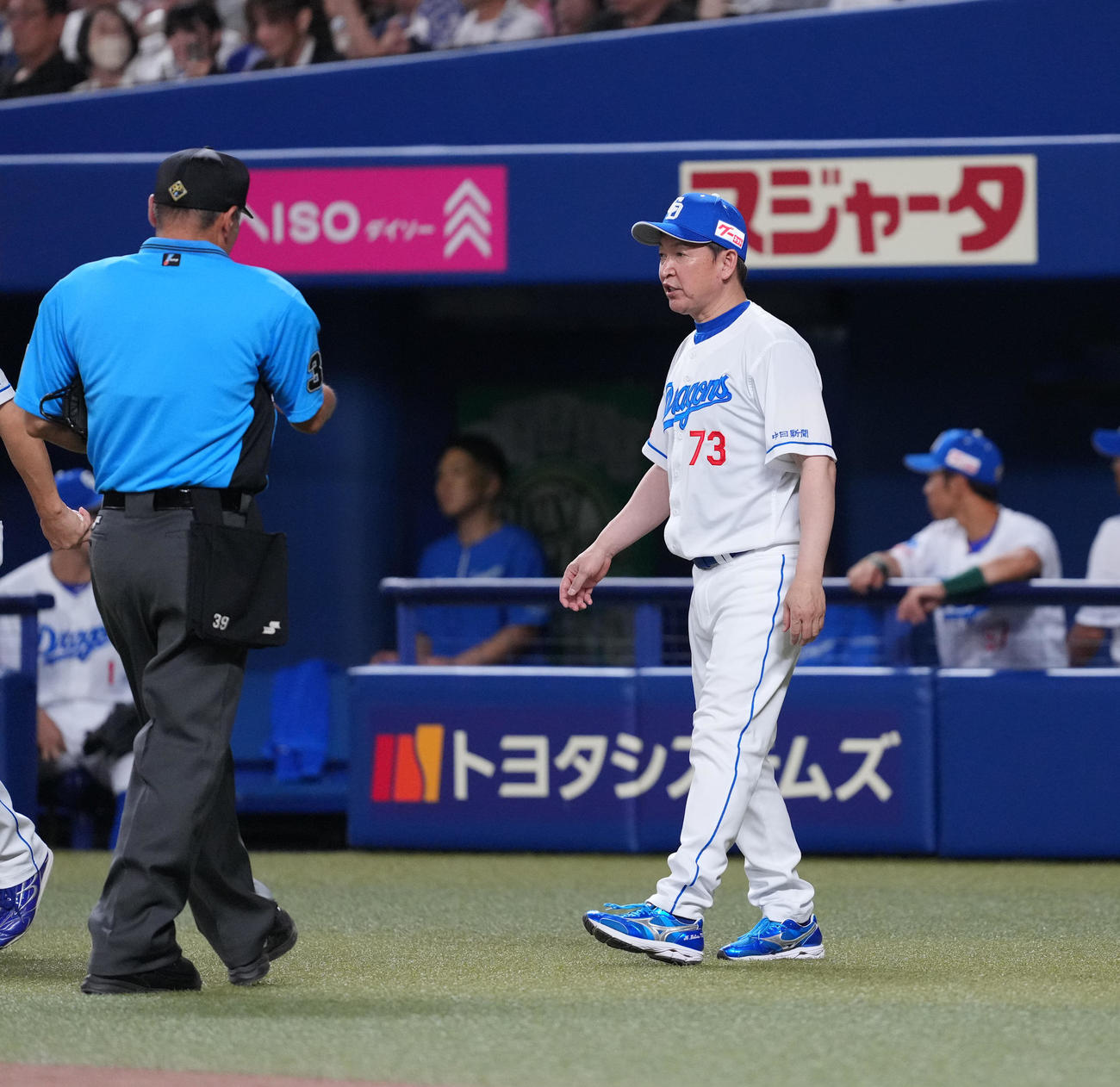 中日対巨人　5回途中、球審に投手交代を告げる中日立浪監督（右）（撮影・菅敏）