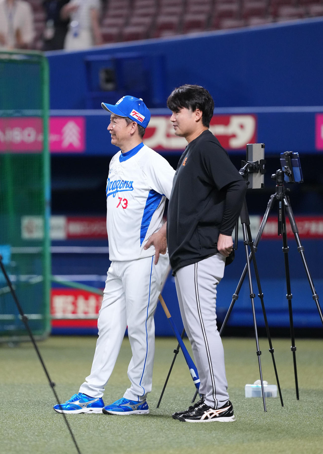 中日対巨人　試合前、中日立浪監督と話す巨人杉内コーチ（撮影・菅敏）