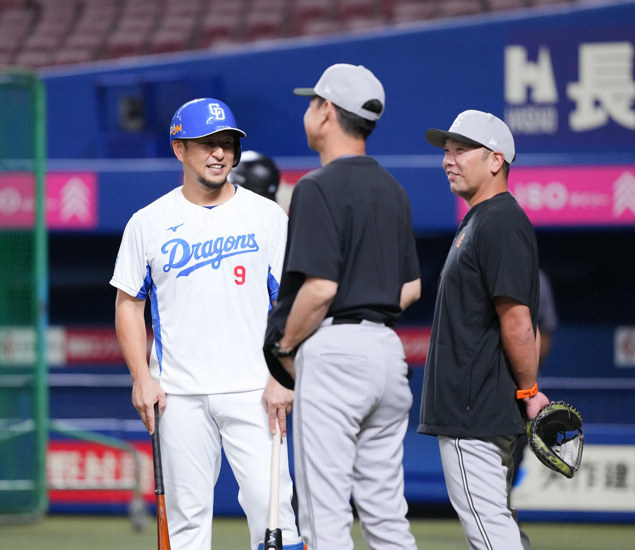 中日対巨人　試合前、巨人阿部監督（右）と談笑する中日中島（撮影・菅敏）