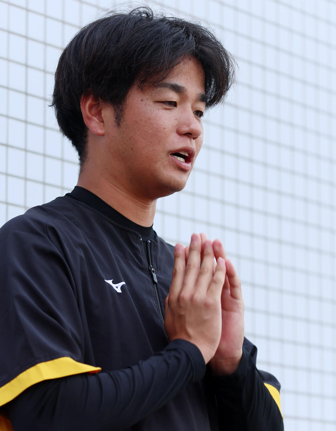 支配下契約となった高橋は会見で心境などを語った（撮影・加藤哉）