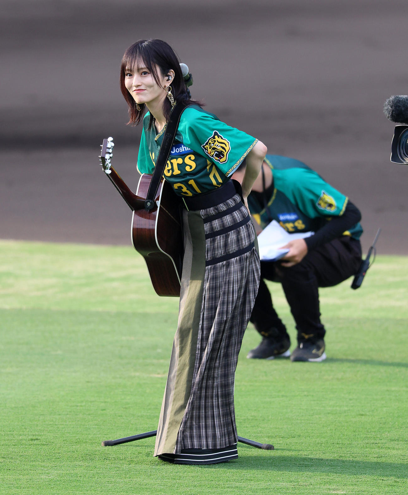 阪神対広島　試合前にライブパフォーマンスを披露したシンガーソングライターの山本彩（撮影・加藤哉）
