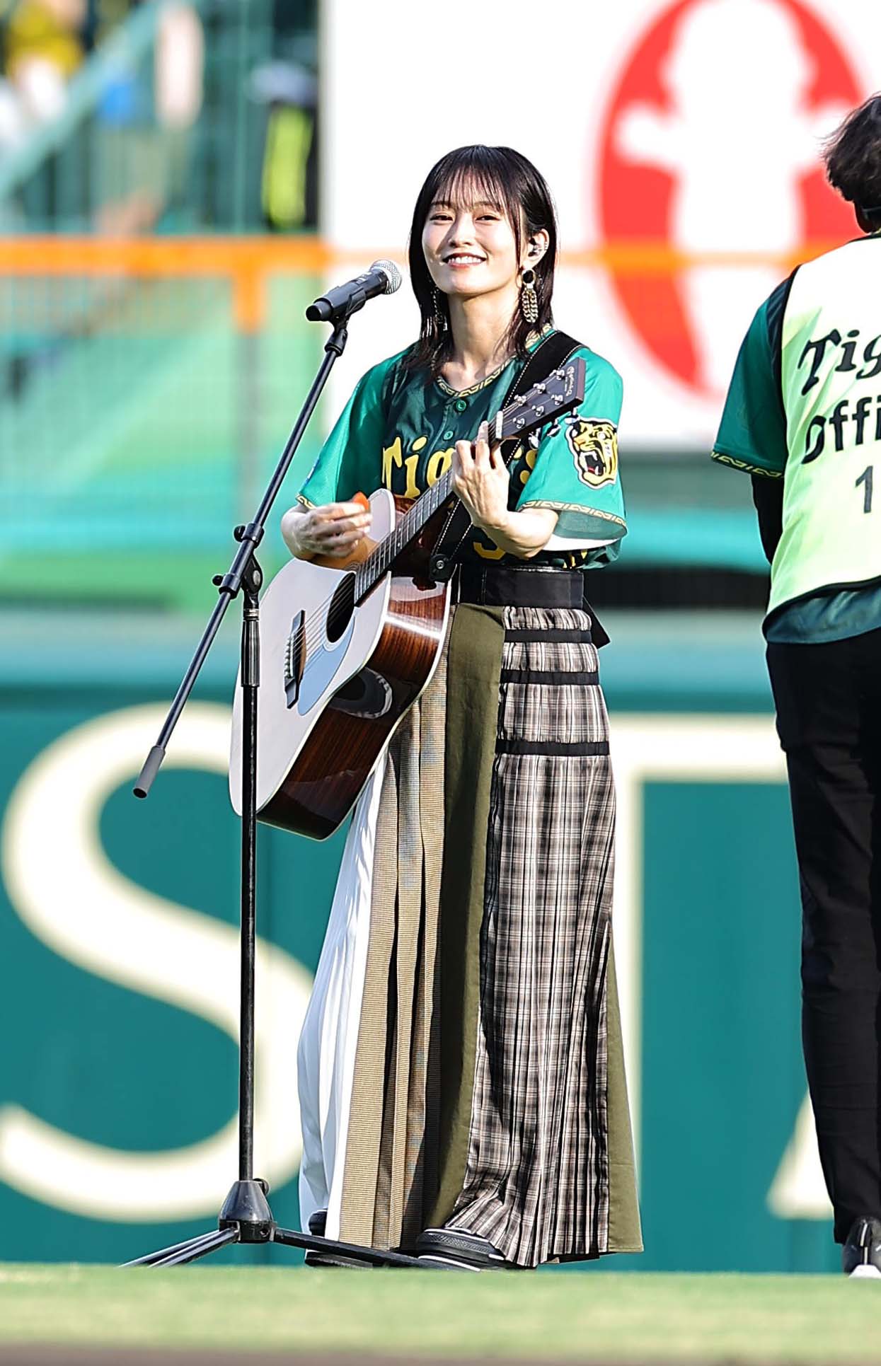 阪神対広島　甲子園球場で歌う山本彩（撮影・上田博志）