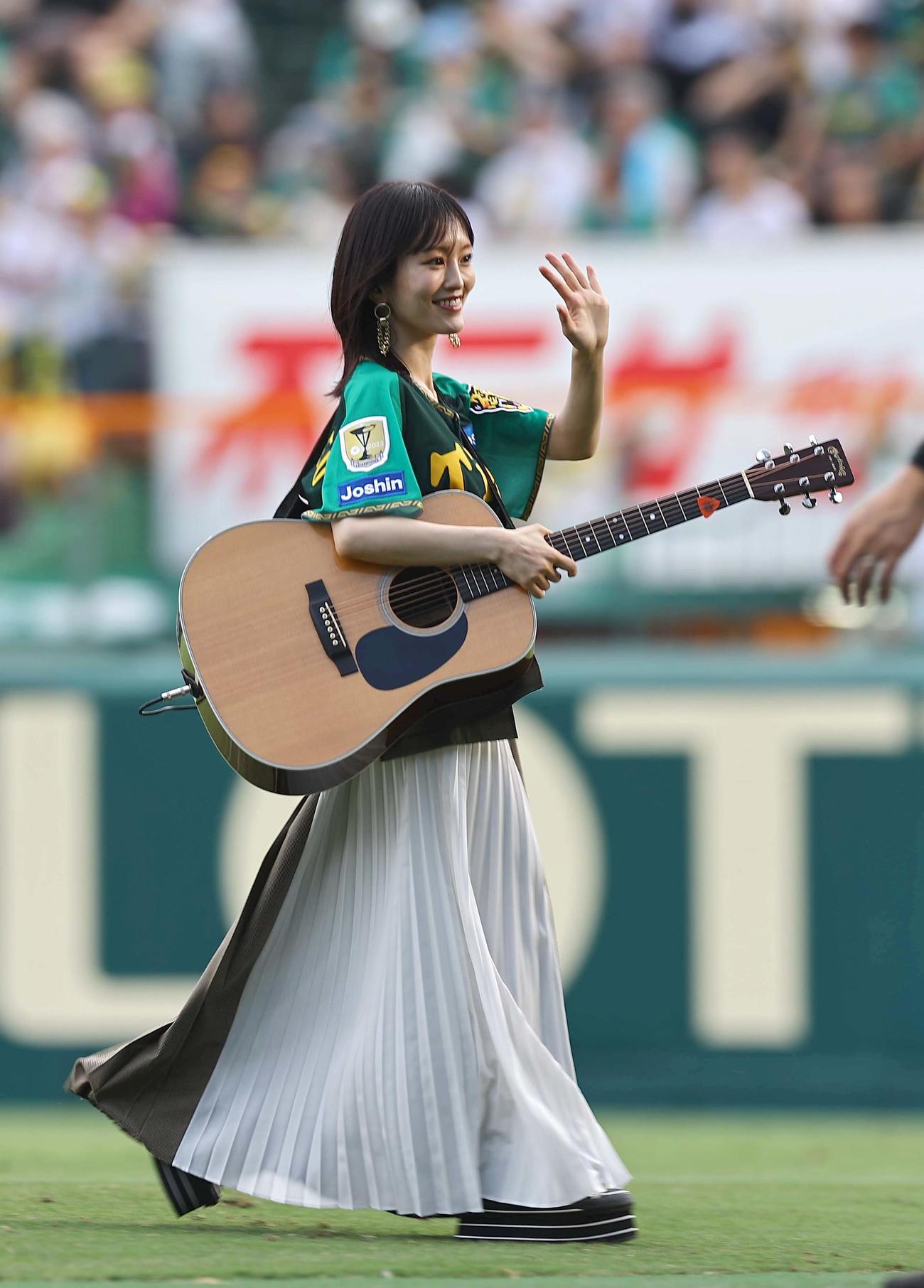 阪神対広島　甲子園球場で歌を披露した山本彩（撮影・上田博志）