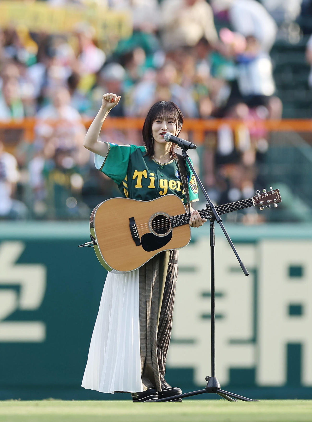 阪神対広島　試合前、ライブパフォーマンスを披露する山本彩（撮影・前田充）