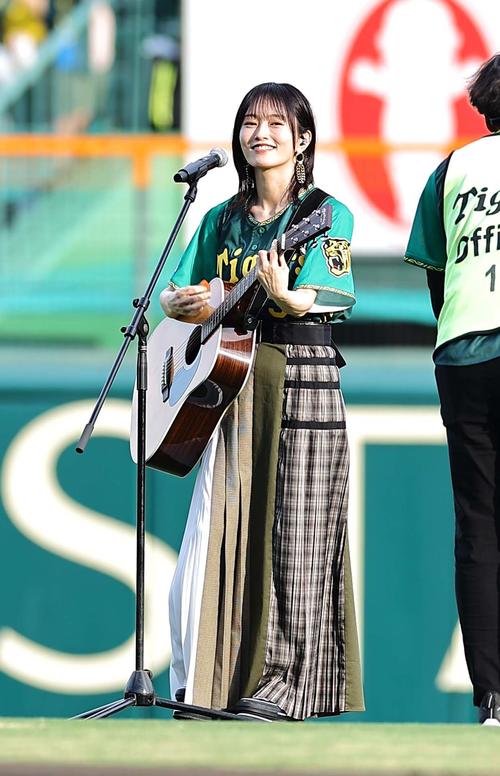 阪神】元NMB山本彩「気持ち良かった」弾き語りで虎党を盛り上げる