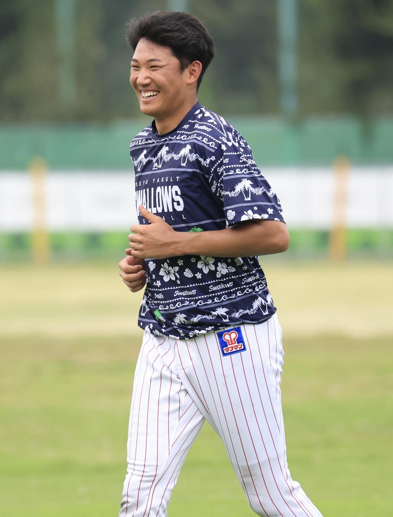ヤクルト対DeNA練習中、笑顔が弾けるヤクルト奥川(撮影・浅見桂子)