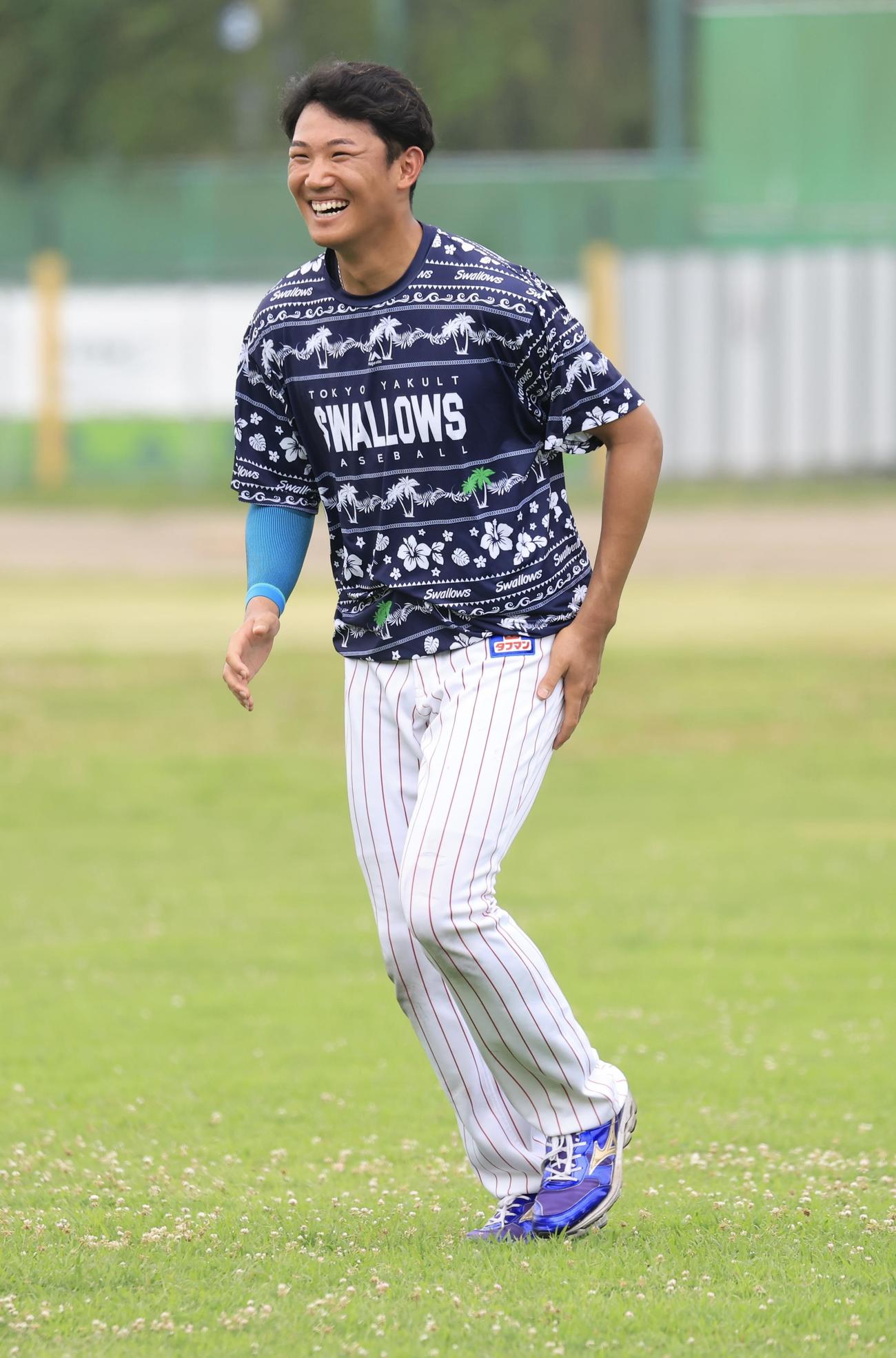 ヤクルト対DeNA練習中、笑顔が弾けるヤクルト奥川(撮影・浅見桂子)