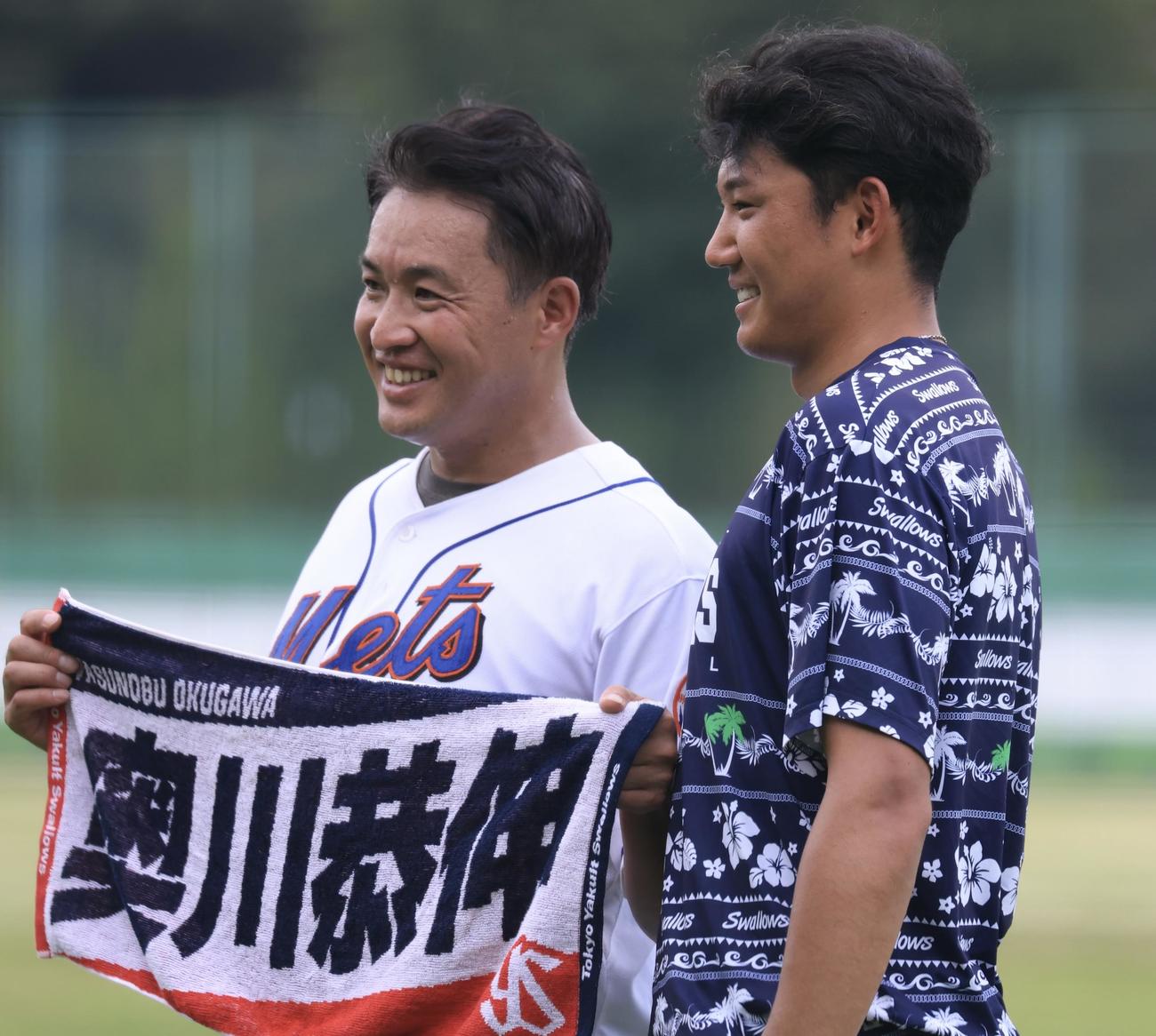 ヤクルト対DeNA練習中、五十嵐亮太氏(左)と笑顔で記念撮影するヤクルト奥川(撮影・浅見桂子)