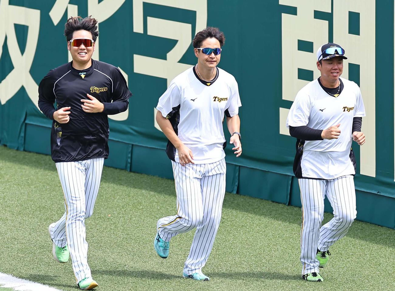 阪神対広島　ランニングをする左から西勇、大竹、村上（撮影・上田博志）