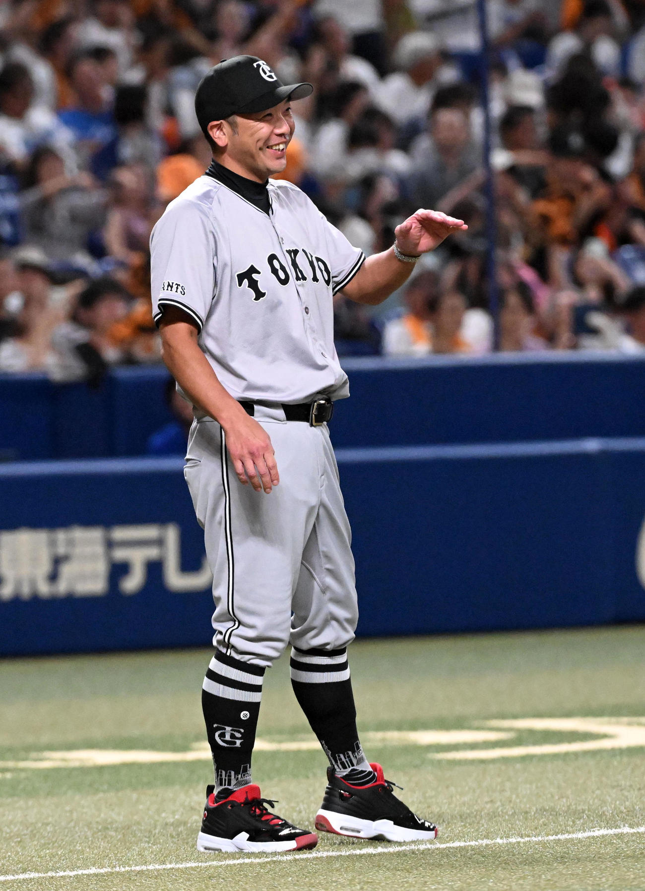 中日対巨人　中日に勝利、笑顔でナインを迎える阿部監督（撮影・前岡正明）