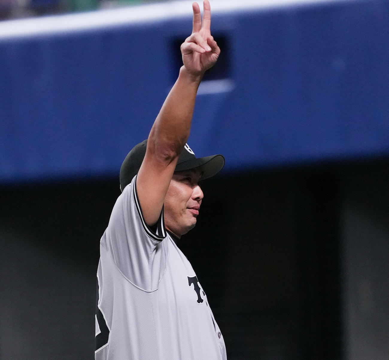 中日対巨人　中日に勝利し、ポーズをとる巨人阿部監督（撮影・菅敏）
