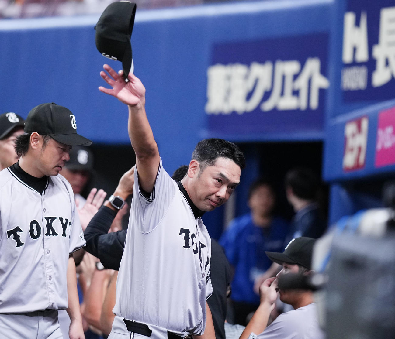 中日対巨人　中日に勝利し、ポーズをとる巨人阿部監督（撮影・菅敏）