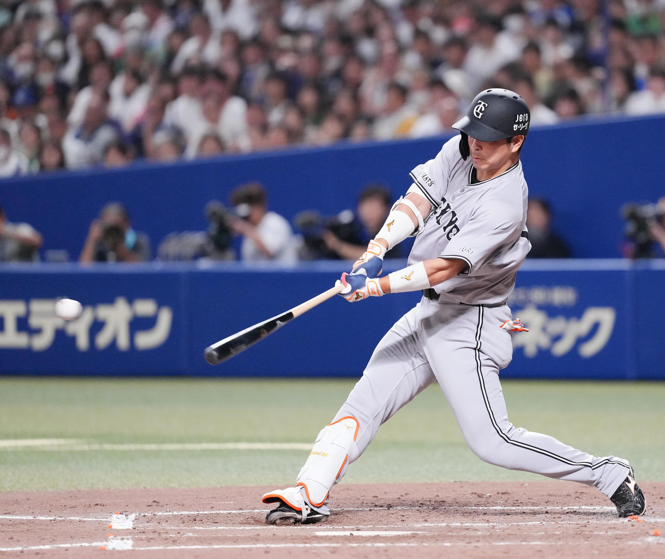 中日対巨人　3回表2死満塁、中前に2点適時打を放つ大城（撮影・菅敏）