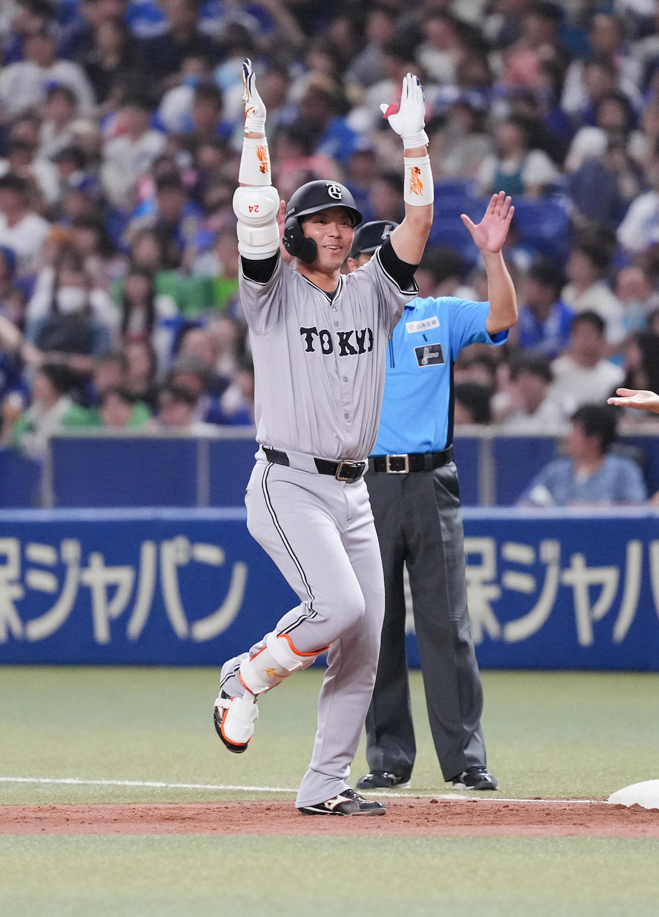 中日対巨人　3回表2死満塁、中前に2点適時打を放ち、ポーズをとる大城（撮影・菅敏）