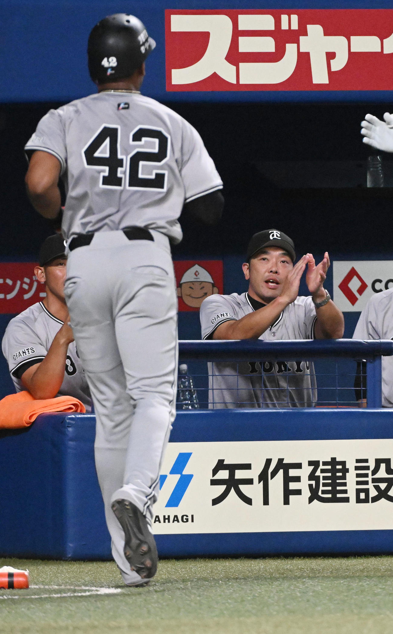 中日対巨人　4回表巨人2死満塁、大城の右前2点適時打で生還したヘルナンデス（左）を迎える阿部監督（撮影・前岡正明）