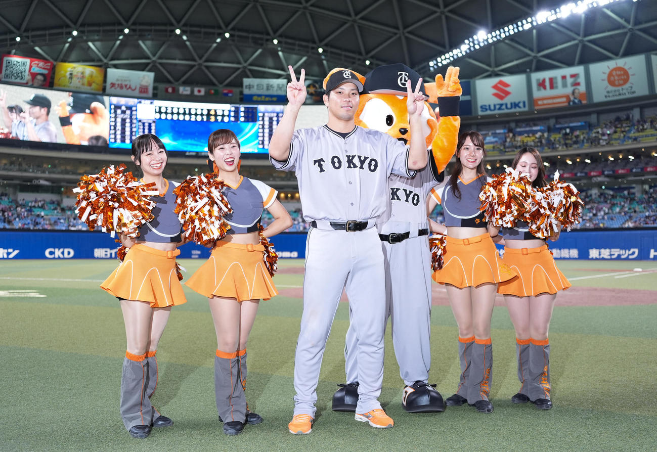 中日対巨人　中日に勝利し、ヒーローインタビューでポーズをとる巨人大城（撮影・菅敏）