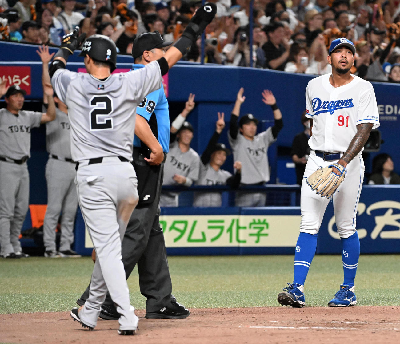 中日対巨人　4回表巨人2死満塁、大城に右前2点適時打を打たれがっくりするメヒア（撮影・前岡正明）