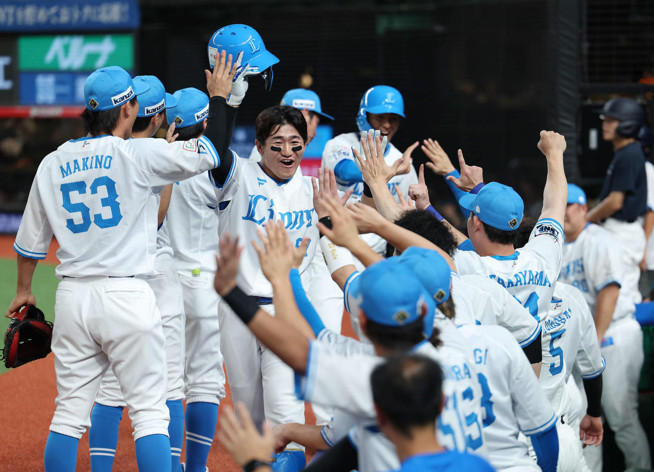 西武対ソフトバンク　1回裏西武1死一、二塁、左越え先制2点本塁打で生還し、チームメートに迎えられる野村大（中央）（撮影・河田真司）