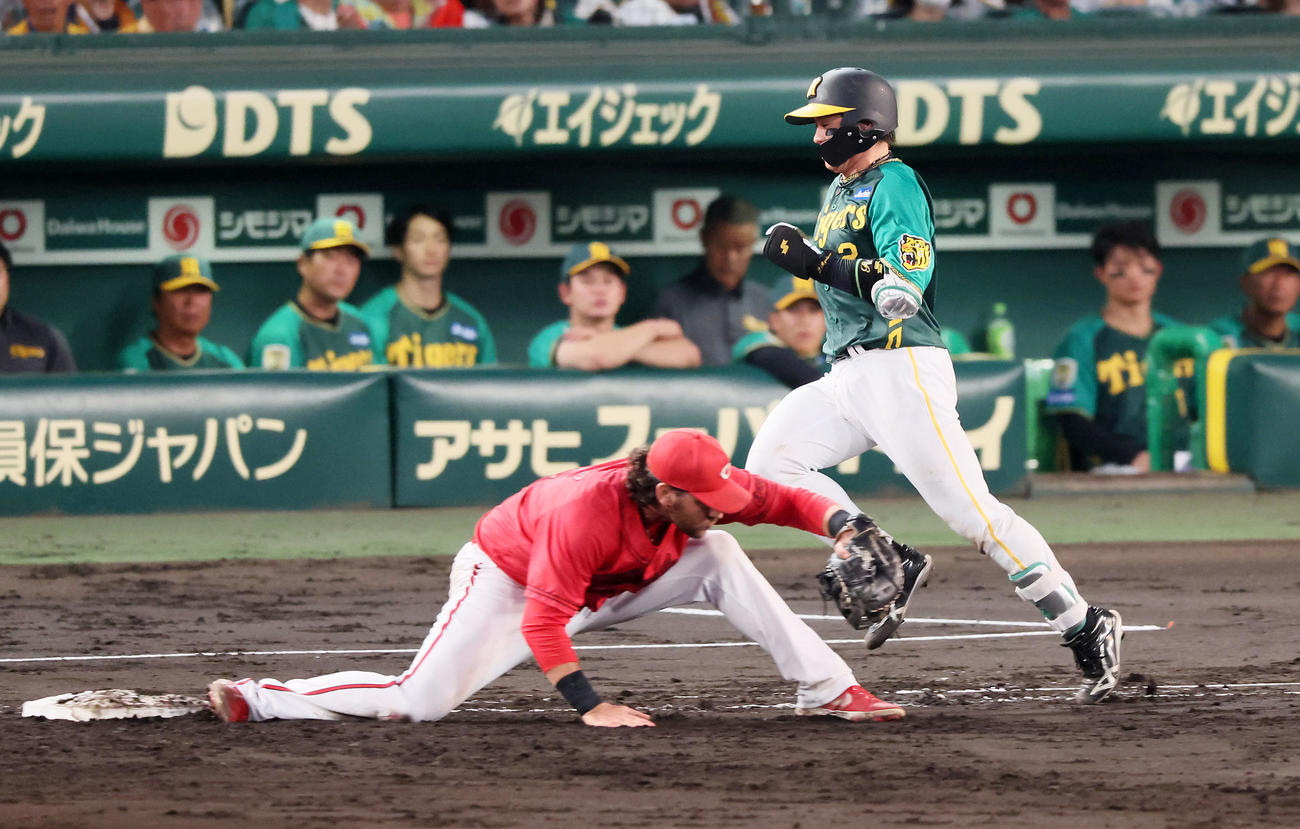 阪神対広島　5回裏阪神1死一、二塁、三ゴロ併殺打に終わる梅野。一塁手シャイナー（撮影・加藤哉）
