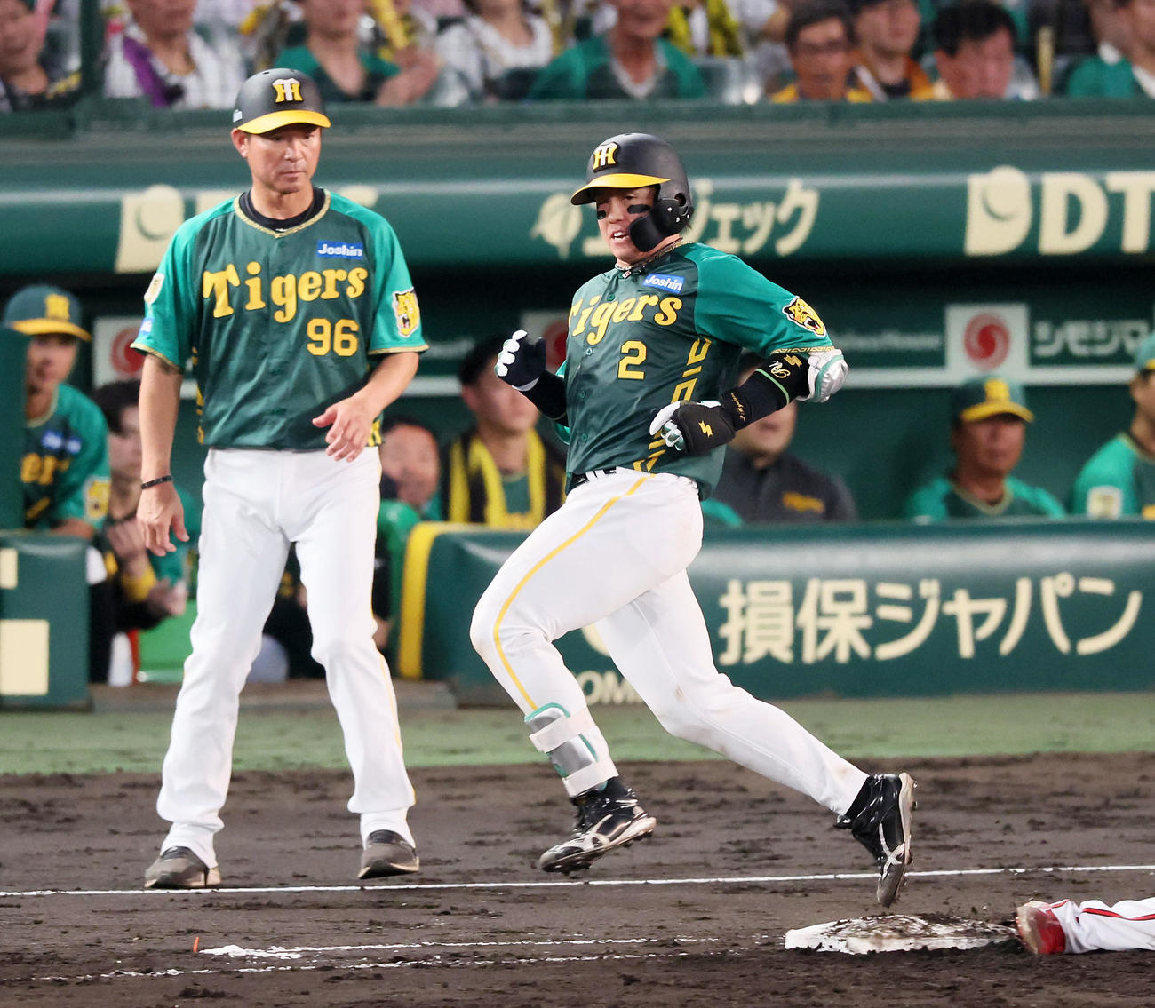 阪神対広島　5回裏阪神1死一、二塁、三ゴロ併殺打に終わる梅野（撮影・加藤哉）