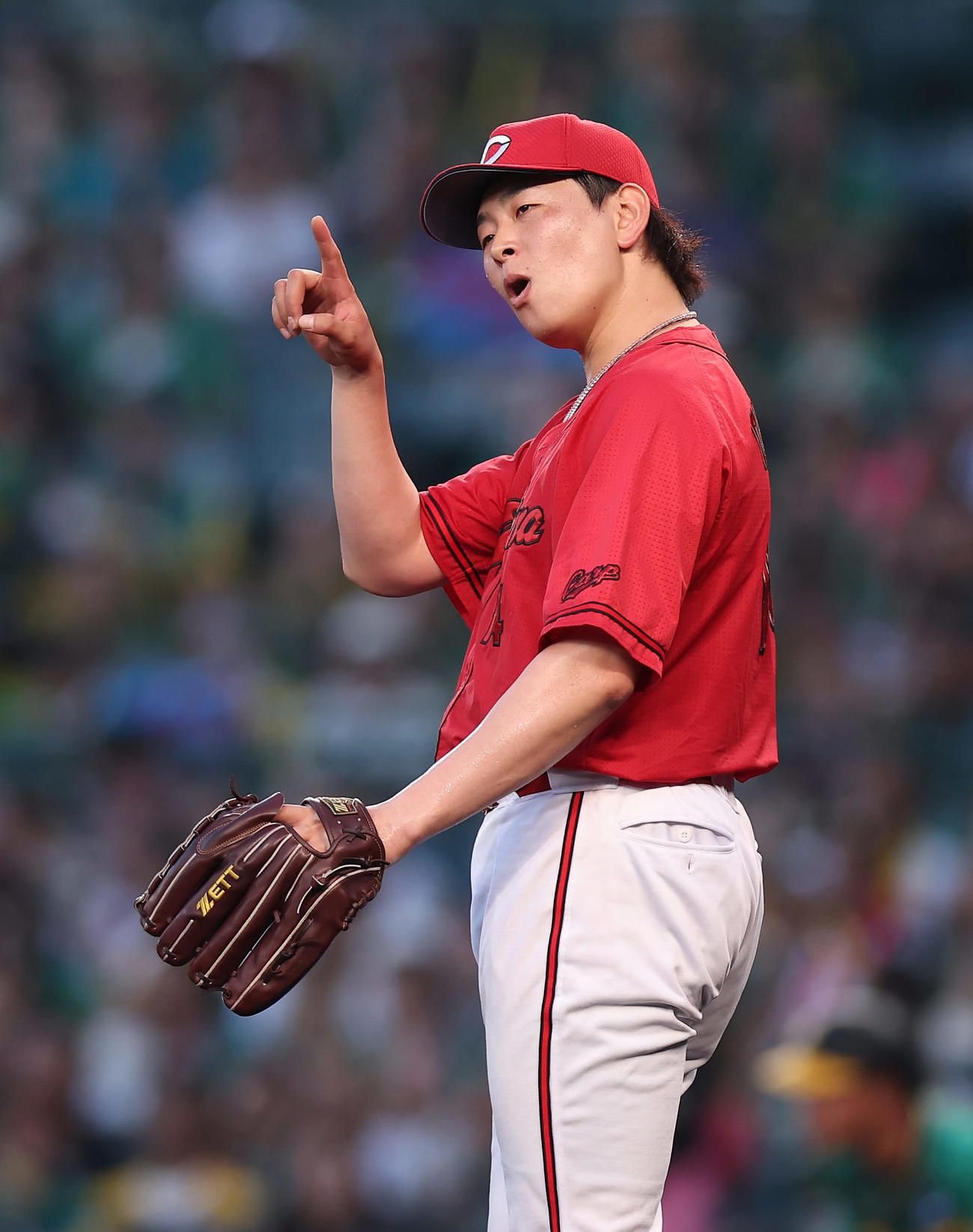 阪神対広島　3回裏阪神1死、木浪の遊ゴロで好守を見せた矢野に声を掛ける大瀬良（撮影・前田充）