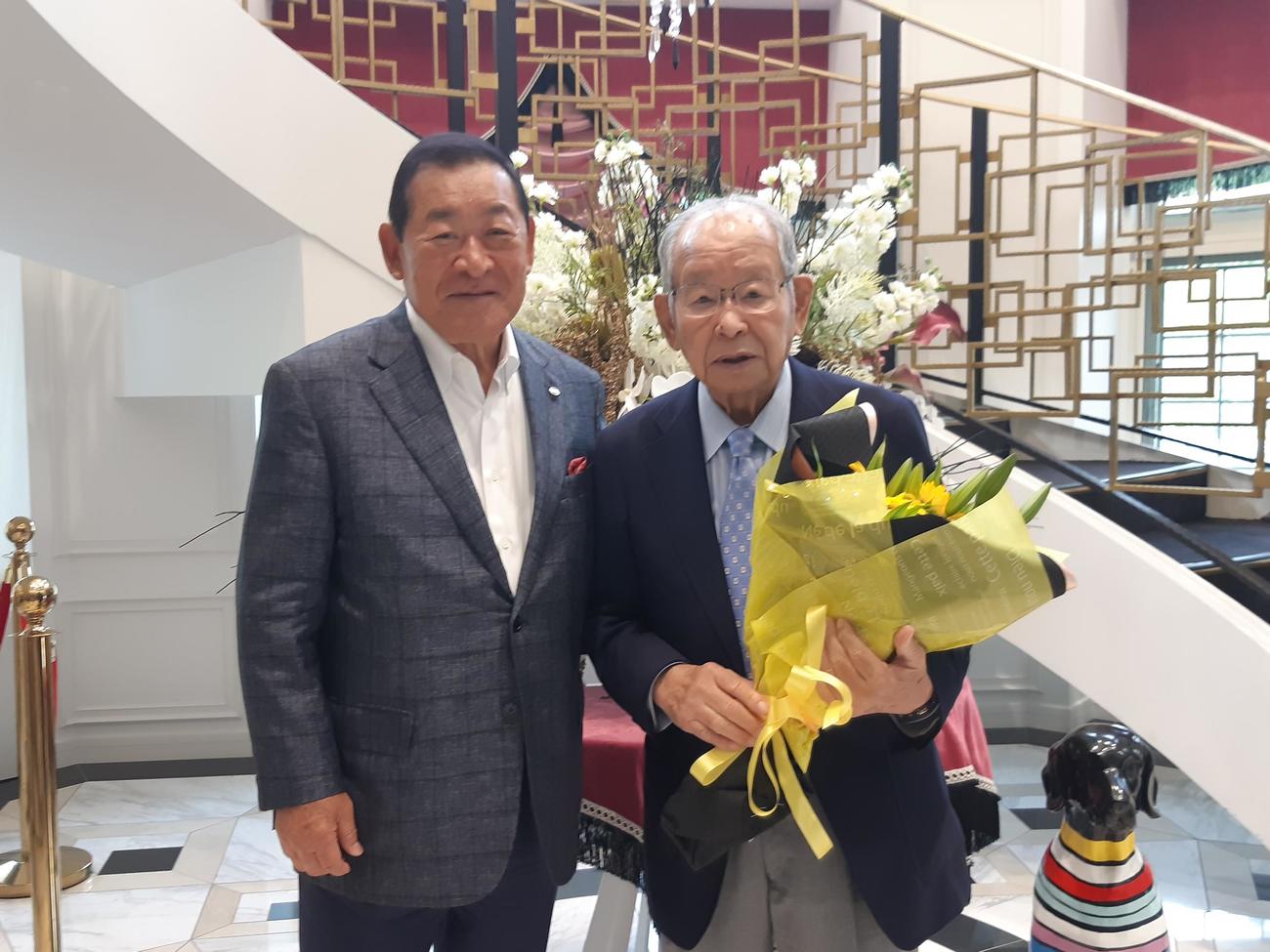 豊泉家グループ代表会長・田中成和氏から講演を終えて花束を送られる吉田義男氏（撮影・寺尾博和）