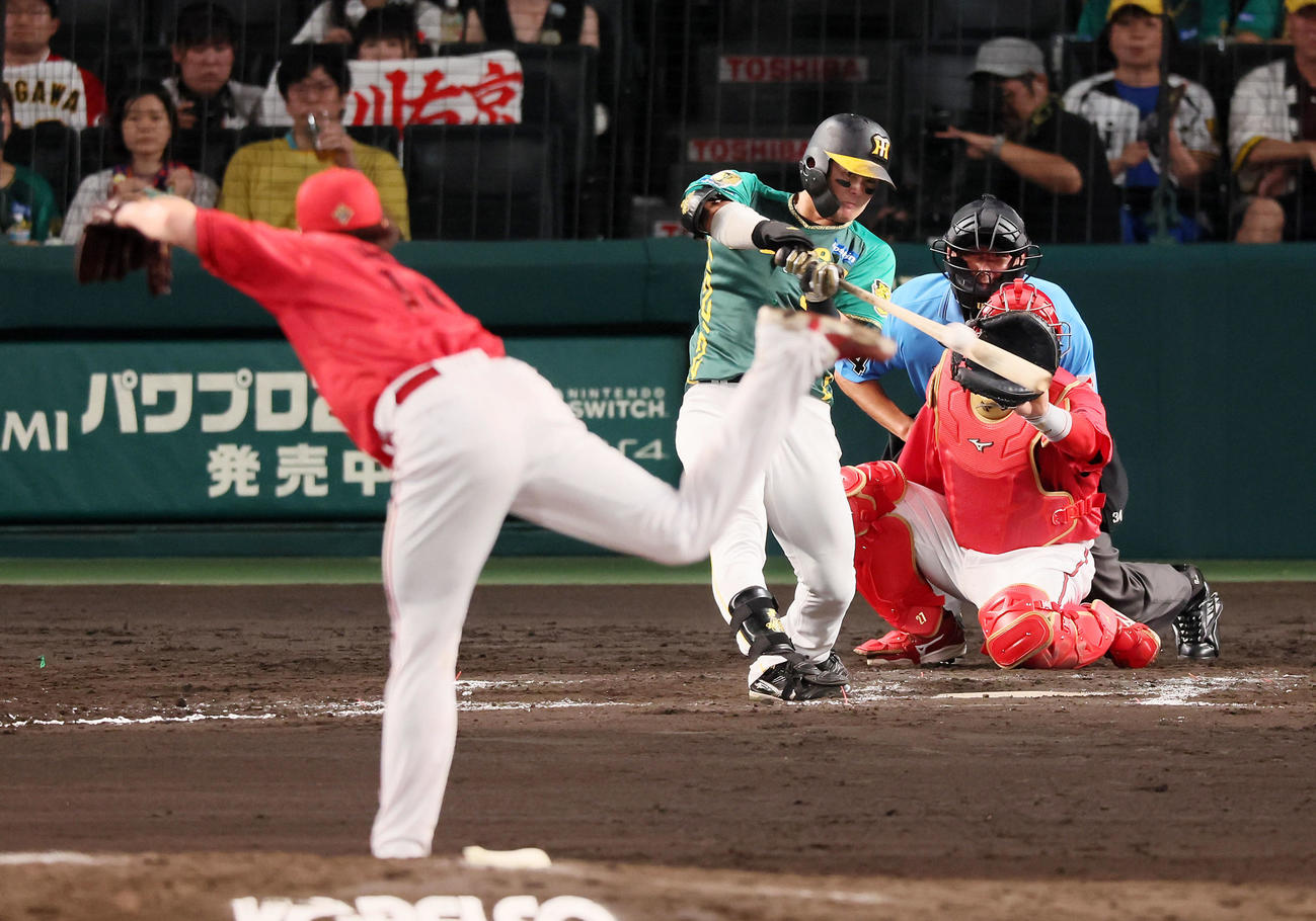 阪神対広島　7回裏阪神1死一塁、右ゴロに倒れる前川。投手大瀬良（撮影・加藤哉）