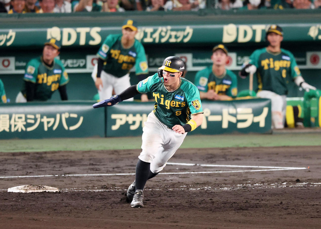 阪神対広島　7回裏阪神1死一塁、前川の右ゴロで二塁へ走り出す一塁走者佐藤輝（撮影・加藤哉）