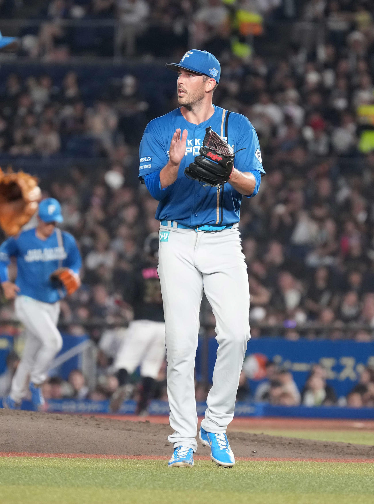ロッテ対日本ハム　4回の投球を終えベンチへ引き揚げる日本ハム先発のバーヘイゲン（撮影・小沢裕）