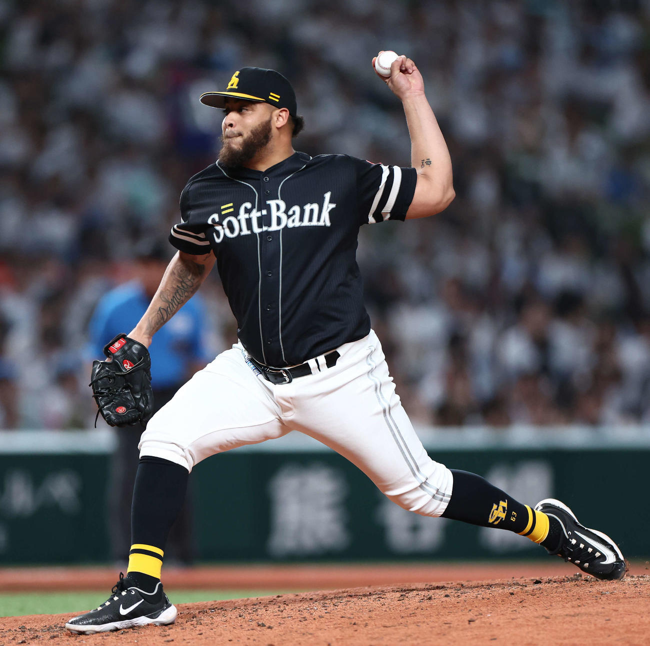 西武対ソフトバンク　8回裏、ソフトバンク2番手で登板するヘルナンデス（撮影・河田真司）
