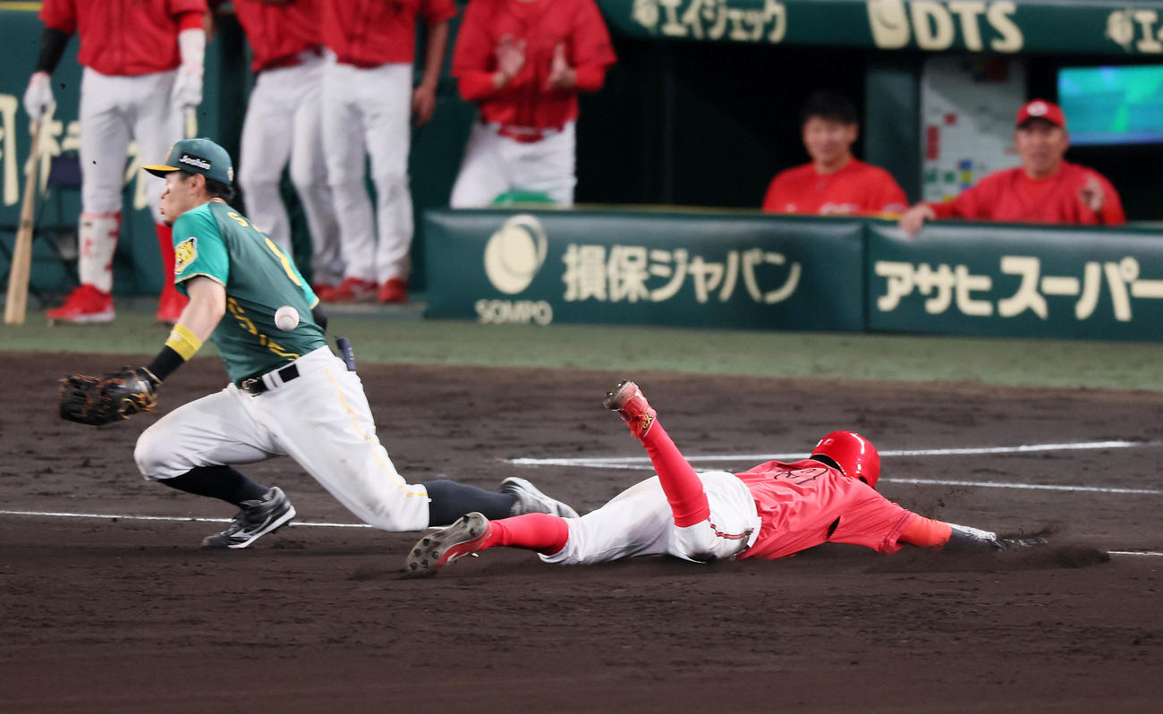 阪神対広島　11回表広島無死一塁、佐藤輝は中野からのボールを後逸。右は一塁走者代走大盛（撮影・加藤哉）