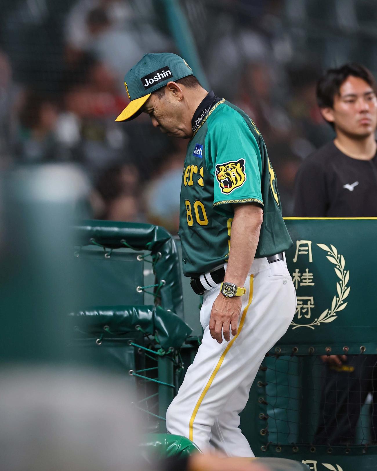 阪神対広島　選手交代を告げベンチに引き揚げる岡田監督（撮影・上田博志）