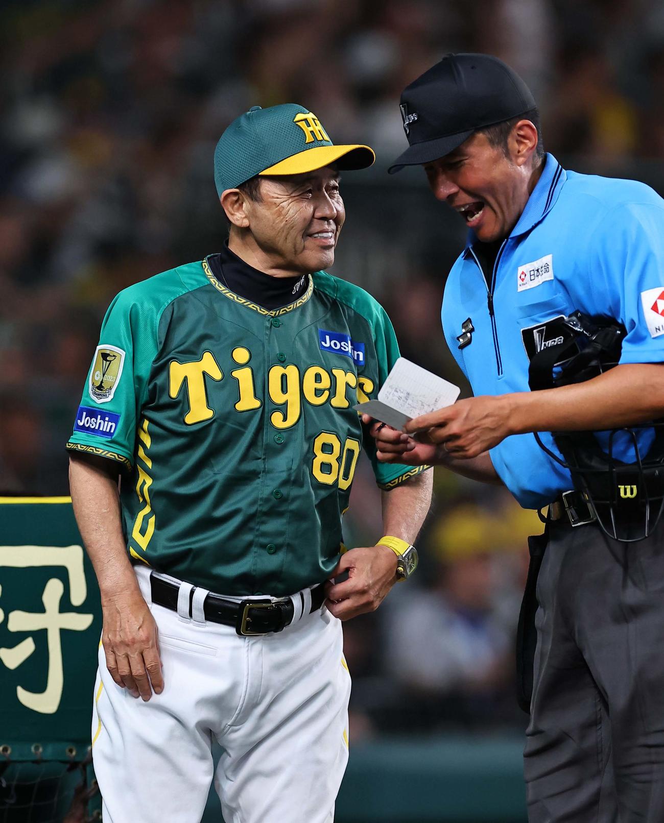 阪神対広島　選手交代を告げる岡田監督（撮影・上田博志）